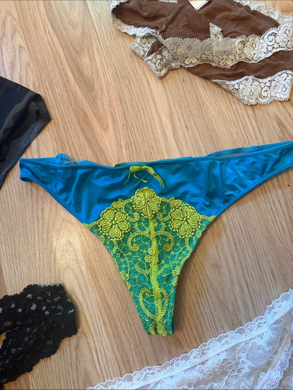 Victoria’s Secret Womens Lace & Cotton panty bundle size small and medium - Picture 8 of 12